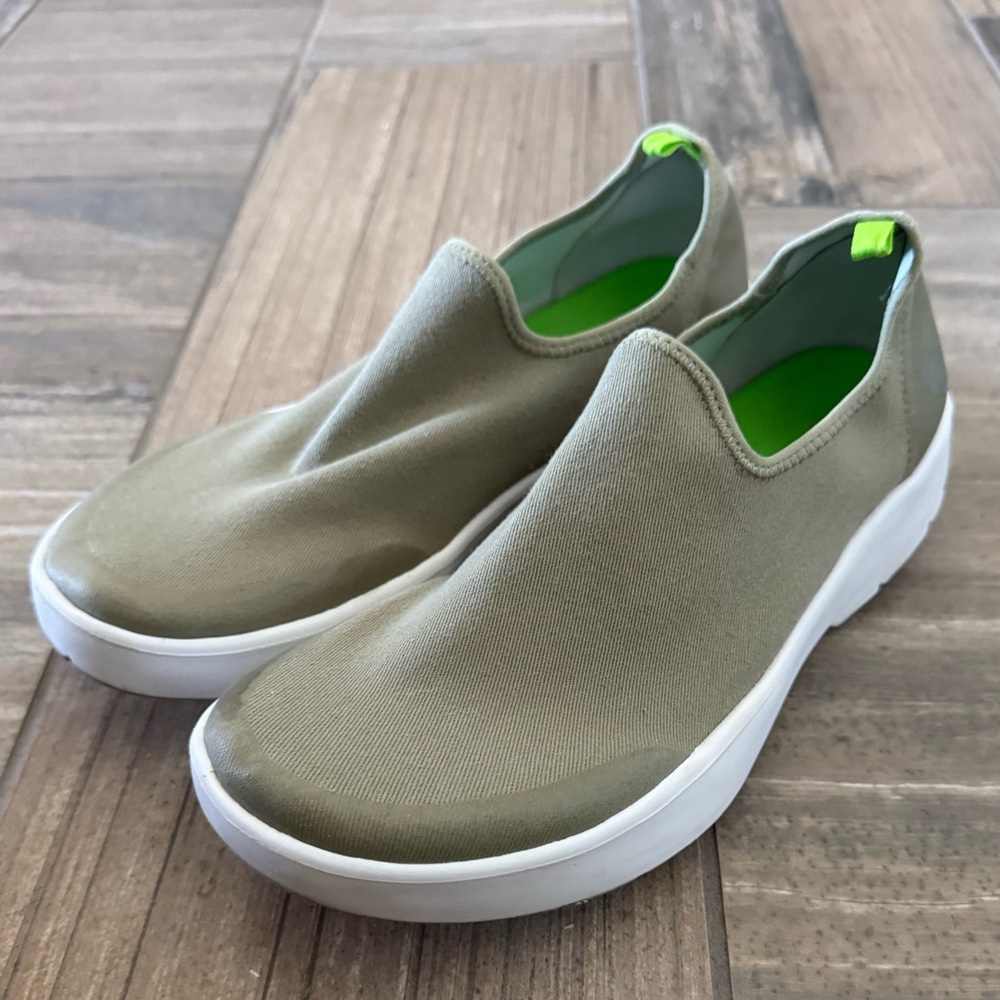 Oofos Ws 10 Slip-On Women's Canvas Shoe in Light Olive with White Sole